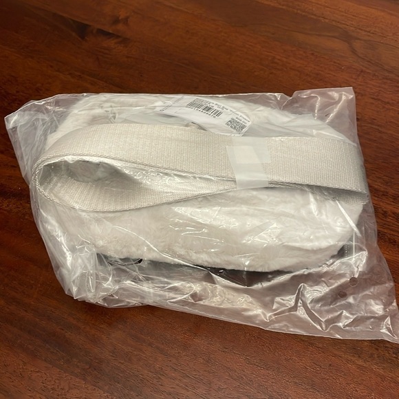 Lululemon Everywhere Belt Bag Plush Fleece Bone Silver NWT - Picture 3 of 8